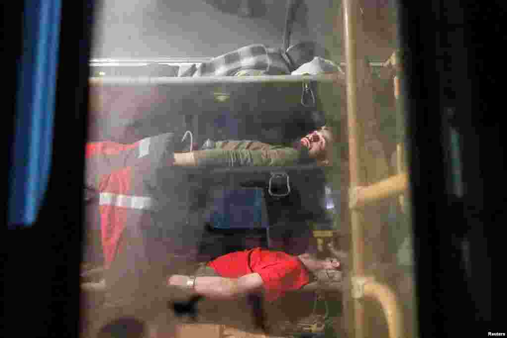 Oroszbarát szeparatisták az Azovstal utolsó védőit szállítják el busszal május 16-án