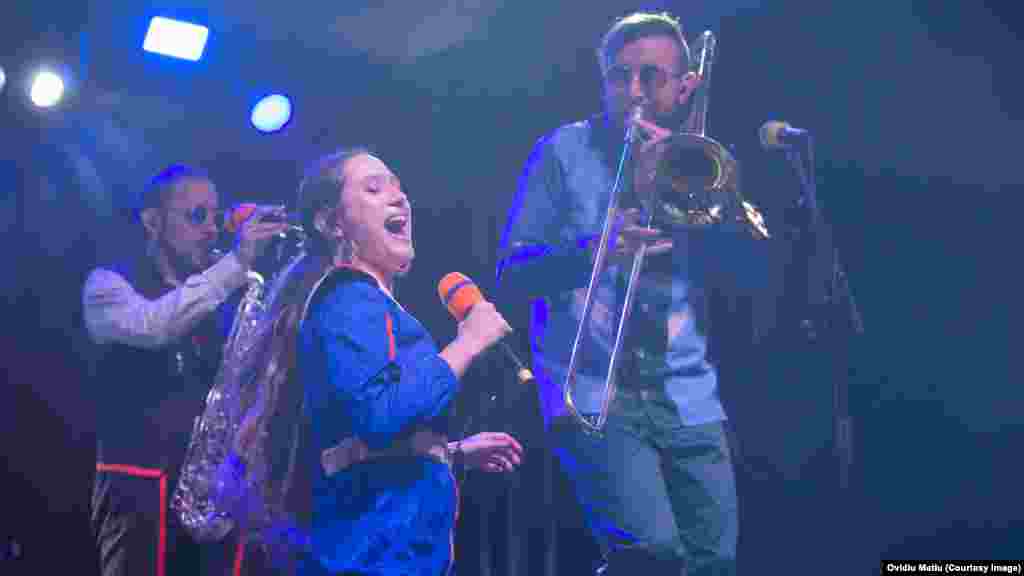 Puerto Candelaria (concert) - 24 iunie, Piața Mare. Trupa columbiană a câștigat în 2019 un Latin Grammy Award pentru &bdquo;Cel mai bun album de muzică Cumbia-Vallenato&rdquo;. Show-ul a putut fi urmărit live, pe TikTok, în cadrul parteneriatului dintre festivalul de teatru și cea mai populară platformă de social media din România după Facebook.