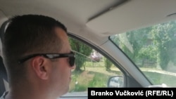 Radnik Fijata Igor Anđić ide na posao u svojoj "Dačiji Sandero", koju zbog strogih pravila Fijata mora da parkira izvan fabričkog parkinga, 2022.