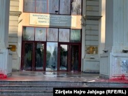 Objekti i dëmtuar i Ministrisë së Punëve të Jashtme të Maqedonisë së Veriut gjatë protestave të së martës.