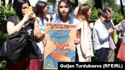 Милиция кызматкерлеринин зомбулугуна каршы акциядан. Бишкек. 8-июль, 2022-жыл.