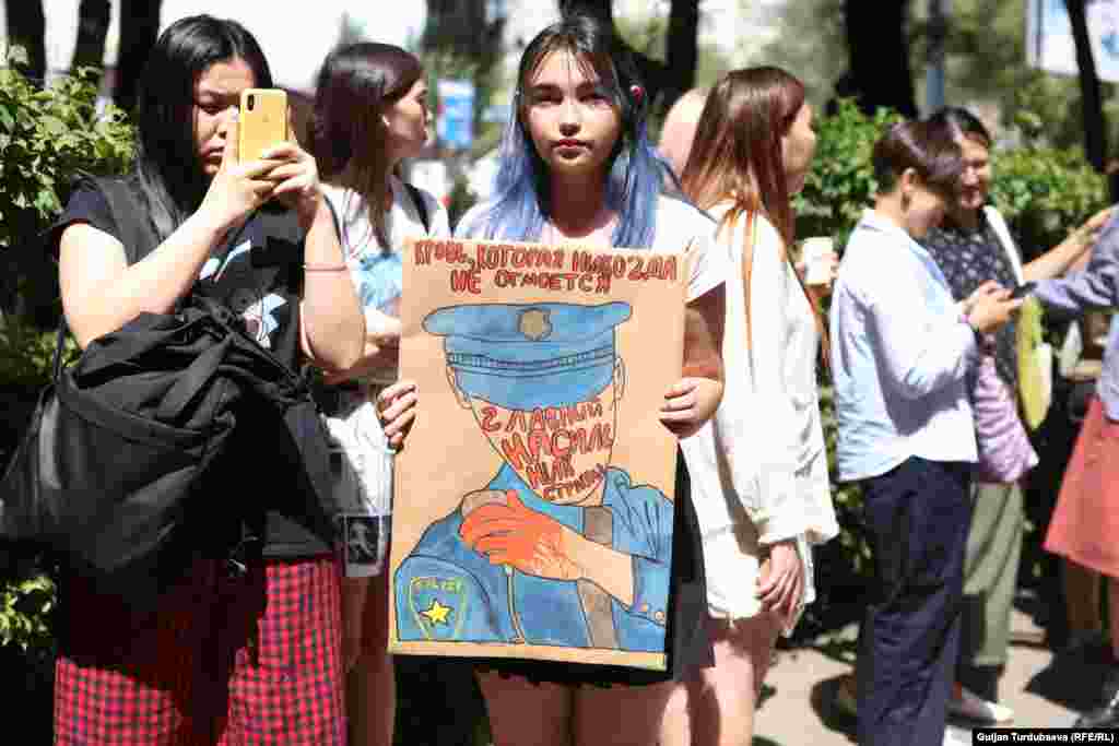 Акцияга чыккандар &quot;Балдарыбыз үчүн коркуп жатабыз&rdquo;, &ldquo;Зомбулукту токтоткула!&rdquo;, &ldquo;Педофилияны токтоткула!&rdquo; деген жазууларды кармап чыгышты.