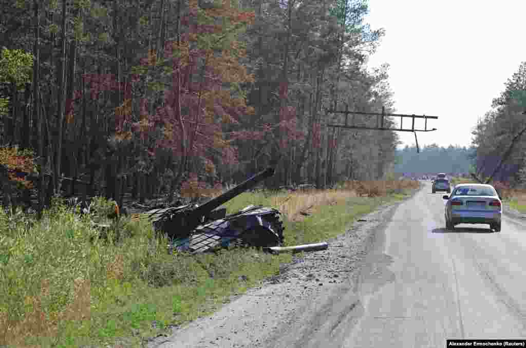Megsemmisített harckocsi a városba vezető út mellett