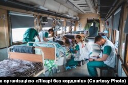 У медичному потязі медики надають допомогу