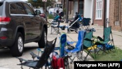 Peisajul deprimant după ce spectatorii la parada de 4 Iulie din suburbia Highland/Chicago au fugit de frica gloanțelor. Atacatorul - se pare că în vârstă de 22 de ani - a ucis șase persoane și a rănit mai mult de 20.