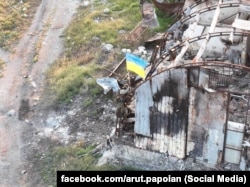 Ukrán katonák tűzik ki az nemzeti zászlót a Kígyó-szigeten, miután tüzérségi támadásaik nyomán az oroszok úgy döntöttek, nem éri meg nekik megtartani a posztot, és elvonultak