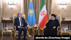  Казакстандын лидери Касым-Жомарт Токаев менен Ирандын президенти Ибрахим Раиси Тегеранда, 19-июнь, 2022-жыл. 