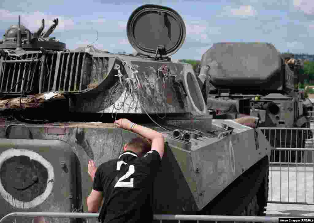 Ukrajinac sa narukvicom u bojama zastave svoje zemlje plače uz trup samohodnog minobacača Khosta. Odbio je da razgovara sa medijima. &nbsp;