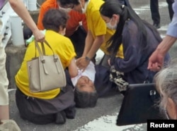Fostul premier japonez Shinzo Abe întins la pământ după ce a fost împușcat din spate de un bărbat în timpul unei campanii electorale pentru alegerile pentru Camera Superioară din 10 iulie 2022 de la Nara.