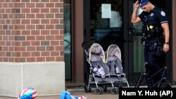 Policajac na mestu gde su se nalazili civili u vreme napada, Hajlend Park, 4. jul 2022. 