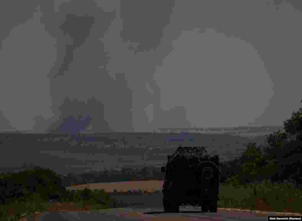 Dim se diže u daljini nakon artiljerijske paljbe u regionu Donjecka. Ukrajinski predsednik Vladimir Zelenski pomenuo je napade na Harkiv, Kramatorsk i druge gradove Donbasa u svom noćnom video obraćanju 7. jula i rekao da ukrajinski partneri imaju tačne informacije o njenim odbrambenim potrebama. &quot;Što je sada veća odbrambena pomoć Ukrajini, pre će se rat završiti našom pobedom i pre će biti manji gubici svih zemalja sveta, gubici Sjedinjenih Država od ruskog pritiska na demokratska društva&quot;, rekao je Zelenski. &nbsp;