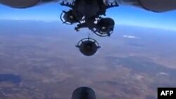 تصویر برگفته از دوربین زیرین یک هواپیمای روسی، در حال فروریختن بمب در سوریه/ منتشر شده توسط وزارت دفاع روسیه