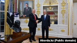 Президент США Дональд Трамп во время встречи с президентом Казахстана Касым-Жомартом Токаевым в Белом доме в Вашингтоне. 6 ноября 2025 года