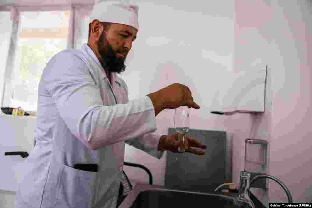 Эркинбек бөтөлкөлөрдү атайын аппаратта стерилизация кылат.&nbsp;