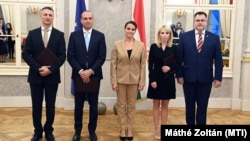 Novák Katalin köztársasági elnök mellett balra Dabóczi Kálmán, az Integritás Hatóság alelnöke és Bíró Ferenc, a testület elnöke. Jobbra Molbusz Tímea alelnök és Windisch László, az Állami Számvevőszék elnöke a Sándor-palotában 2022. november 4-én