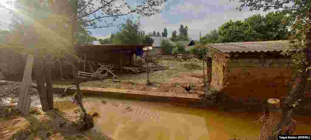 Сел суулары дагы эле топтолуп турат. Сузак району, Чаңгыр-Таш айылы. 21-июль, 2021-жыл.