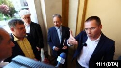 Ангел Джамбазки (вдясно) и хора от ВМРО осуетиха беседа с бившия премиер на Северна Македония Любчо Георгиевски. Тя беше организирана от Клуба за българо-македонско приятелство, който е за диалог между София и Скопие.