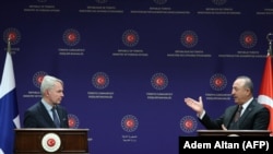 Ministri i Jashtëm turk, Mevlut Cavusoglu dhe homologu i tij finlandez, Pekka Haavisto (majtas) gjatë një konference në Ankara, 8 shkurt 2022.