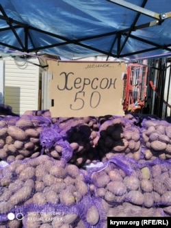 Продукти з окупованої російськими військами частини Херсонської області на ринку в окупованій Росією українській Керчі, Крим, травень 2022 року
