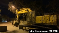 Уже вчера Министерство строительства подогнало к мосту специальную технику