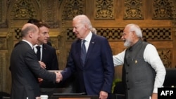 Joe Biden amerikai és Emmanuel Macron francia elnök, Olaf Scholz német kancellár és Narendra Modi indiai kormányfő a G20 bali csúcstalálkozóján 2022. november 15-én