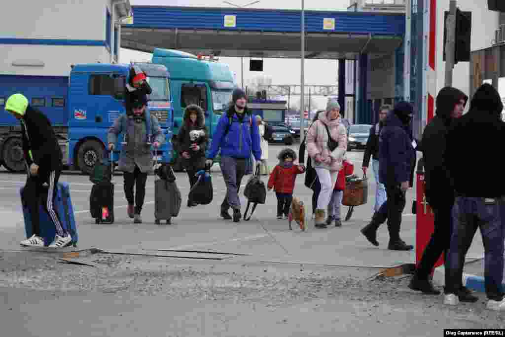 Украински бегалци на украинско-молдавската граница, 25 февруари 2022