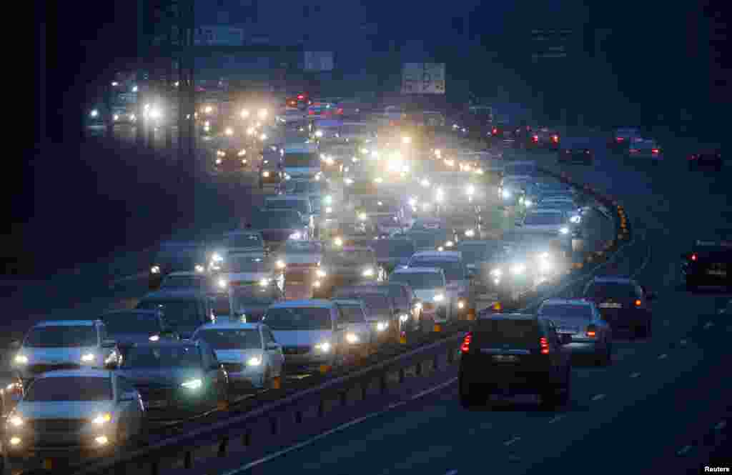 Tömegek próbálják meg elhagyni a fővárost