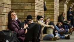 Одна из станций киевского метрополитена: некоторые жители Киева и Харькова решили остаться на ночь в безопасном месте