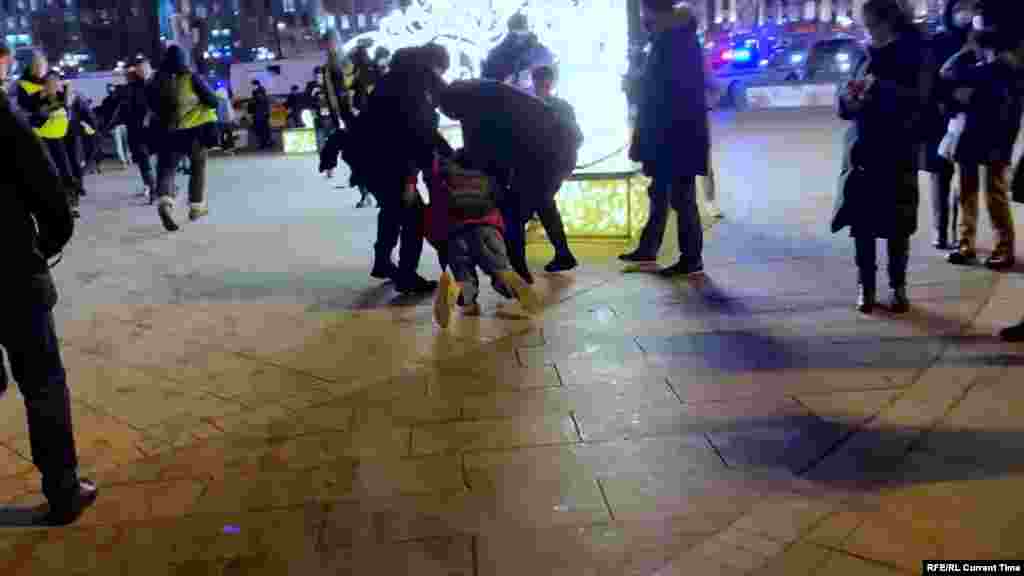 На антивоените протести во Москва, Русија, руската полиција уапси поголем број граѓани и новинари кои известуваа за настанот