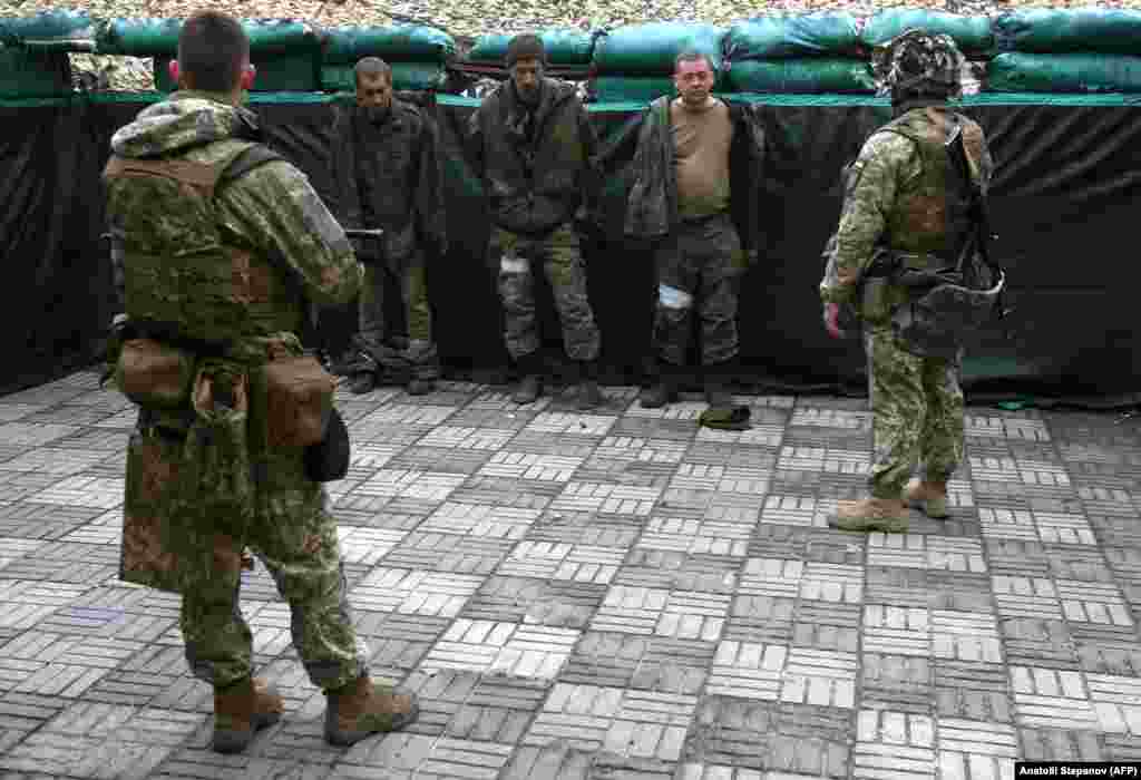 Украински сили со воени заробеници од самопрогласената Луганска народна република кои биле заробени во близина на Луганск, за време на нападот на 24 февруари 2022