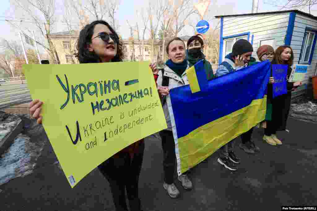 Бұл арада Ресей бас консулдығы қақпасы алдына жиналғандардың қатары көбейе берді. Ары-бері өткен адамдардың кейбірі не болып жатқанын білу үшін тоқтап, сұрақ қойса, кейбірі белсенділерге қолдау білдірді. Ал енді біреулер пикетке шыққандарды сөгіп, оларды &quot;террористер&quot; деп атады.