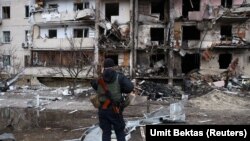 Киевдеги ракета чабуулунан талкаланган үй. Украина. 25-февраль, 2022-жыл.