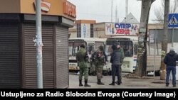 Патруль зупиняє чоловіків у Донецьку напередодні повномасштабної війні, щоб забрати до військкомату