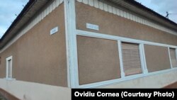 Una din străzile comunei a fost denumită în cinstea avocatului Teodor Pârvu, fiind folosită porecla tatălui, Cacior. Lângă, e o altă stradă denumită după Simion Stana, poreclit Nancsi, condamnat după rebeliune.