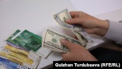 АКШнын валютасы – доллар жана Кыргызстандын валютасы – сом. Иллюстрациялык сүрөт.