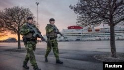 Шведські військові патрулюють гавань Вісбю на острові Готланд на тлі посилення напруженості між НАТО та Росією через Україну, січень 2022 року