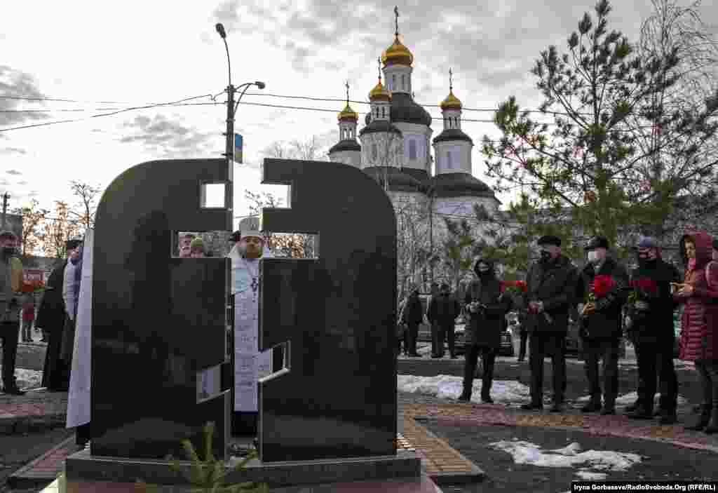 Життя продовжується. Але пам&#39;ять лишається. Вона живе у міських пам&#39;ятниках, муралах і біля меморіалу загиблим у тій страшній трагедії, де цілий рік лежать квіти