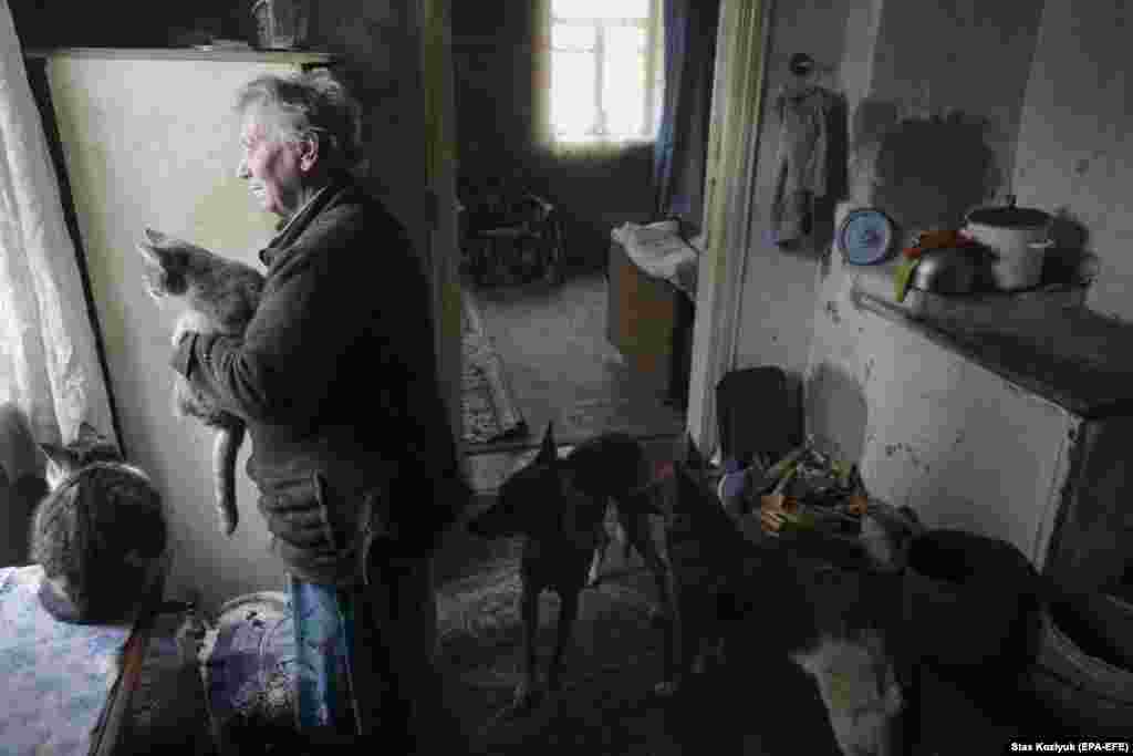 Наталија, жителка на Авдијевка, во нејзиниот дом на неколку километри од фронтот. Таа беше тешко повредена за време на борбите во јануари 2017 година.