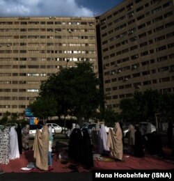 برگزاری نماز در فضای عمومی شهرک اکباتان در خرداد ۹۹