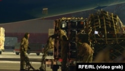 Pajisjet ushtarake dhe municionet nga SHBA-ja për ushtrinë ukrainase arrijnë në aeroportin ndërkombëtar Borispil, pranë Kievit.