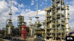 Egy elemző szerint a burgaszi finomító decemberben naponta mintegy 150.000 hordó orosz olajat dolgozott fel (archív fotó)