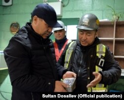 Садыр Жапаров на руднике Кумтор. 15 июня 2021 года.