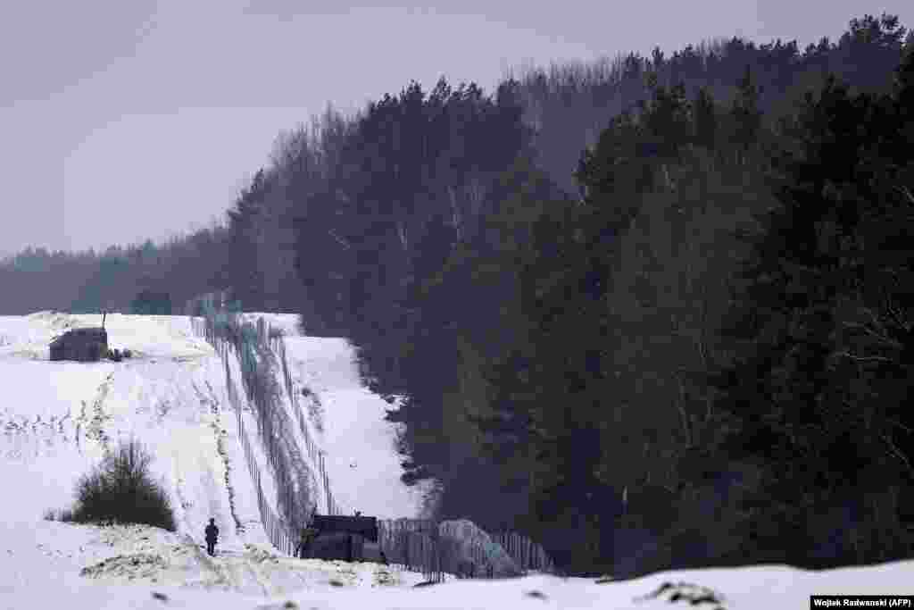 Lengyel katona járőrözik a lengyel&ndash;belarusz határon január 25-én az ideiglenes szögesdrót mellett. Jelentések szerint több mint egy tucat migráns és két lengyel határőr halt meg a térségben a 2021-es menekültválság során