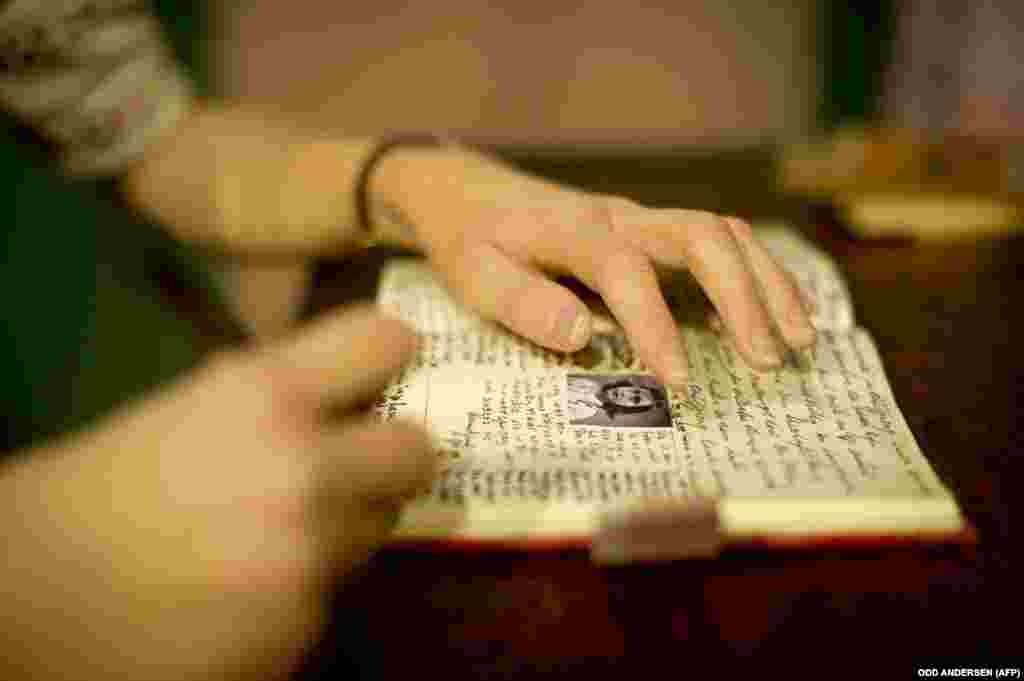 Miep Gies, a család egyik segítője őrizte Anne naplóját, amíg Otto, az apa vissza nem tért, és 1947-ben kiadta. Azóta hatvan nyelvre fordították le a könyvet