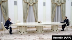 Vladimir Putin (lijevo) i Emmanuel Macron (desno) na sastanku u Moskvi