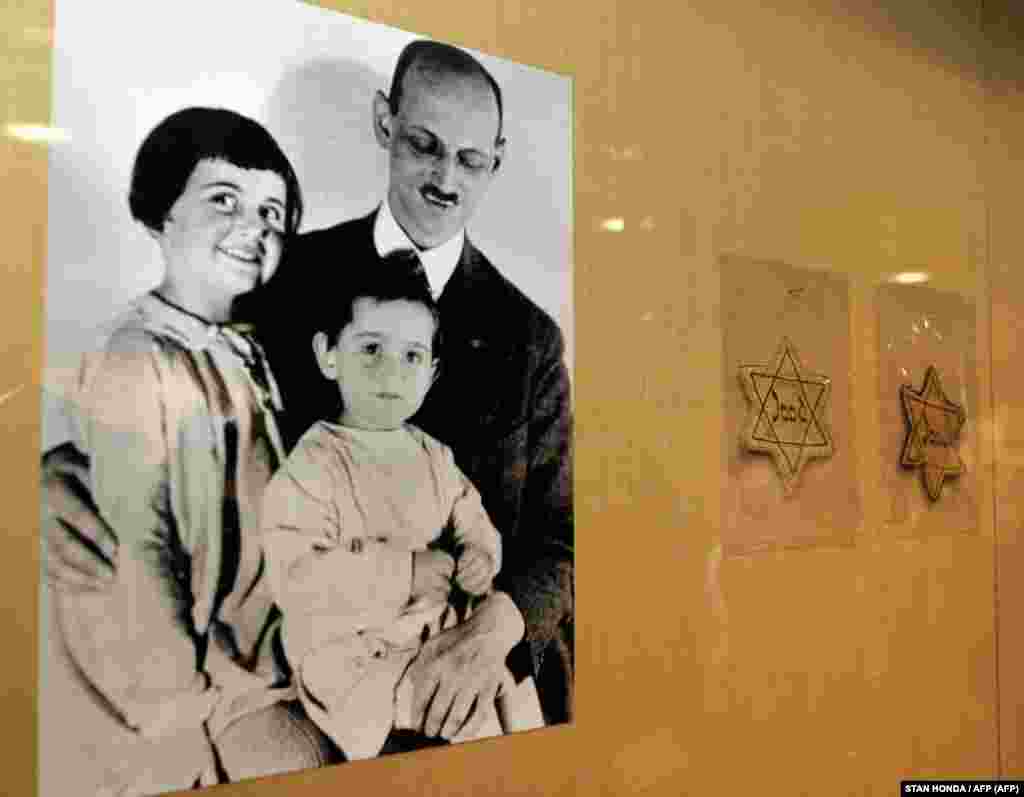 A nyomozók megerősítették, hogy Otto, az apa, aki a családból egyedüliként túlélte a holokausztot, tudott a feljegyzésről, de úgy döntött, hogy soha nem beszél róla nyilvánosan. A képen két lányával látható, bal oldalon Margot-val, középen Anne-nal