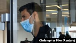 Белград- Српскиот тенисер Новак Ѓоковиќ пристигна на аеродромот Никола Тесла, откако Австралискиот федерален суд му ја укинa визата за настап на Австралија Опен, 17 јануари 2022 година.