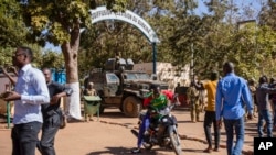 Vojska čuva ulaz na državnu televiziju 24. januara 2022.
