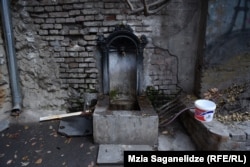 წყარო ლეონიძის 8 ნომრის ეზოში.