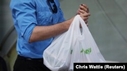 Përdorimi i qeseve të plastikës - Fotografi ilustruese nga arkivi.